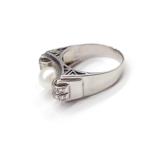 184 - Art Deco White Gold RING with Pearl Centre and Diamonds on the shoulders. (Tested at 18ct Gold)  18.... 