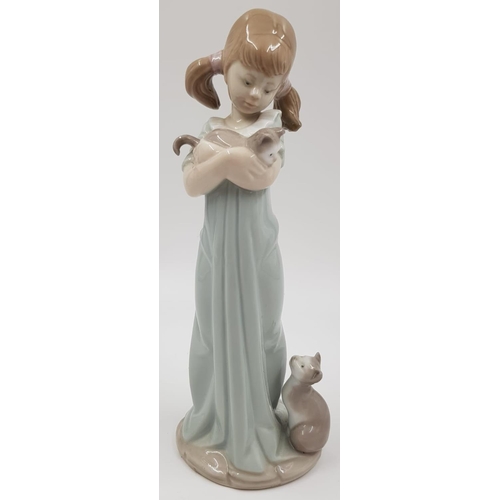 178 - A Lladro Porcelain Figure - Don't Forget me Pussy.
21cm high.