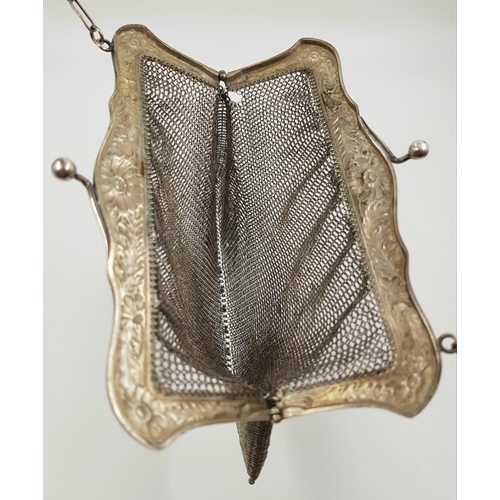 47 - A Vintage, possibly Antique Silver Plated Evening Clutch Bag. The body of the bag is made of a fine ... 