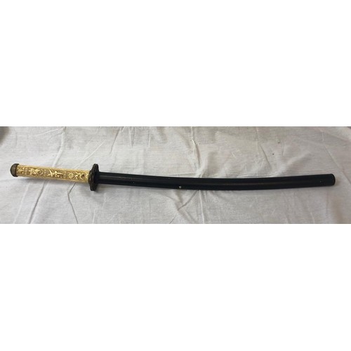 562 - Japanese SAMURAI SWORD  Comes with scabbard.
91 cm total length.