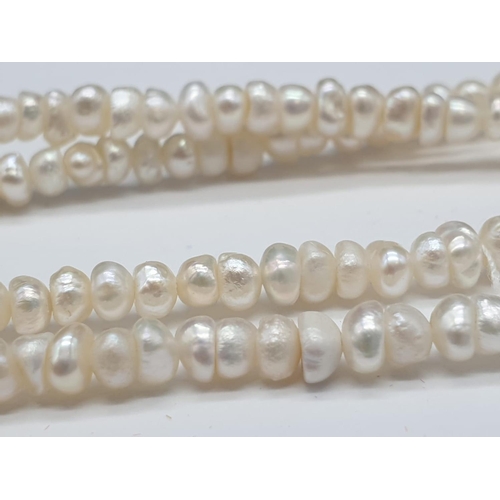 290 - 65 Ct Beaded Pearl necklace with a Silver pendant adorned with emeralds. Length: 49cm