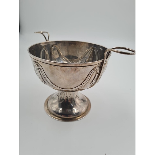 60 - AN UNUSUAL ENGLISH IMPORTED SILVER BOWL IN CHALICE DESIGN WITH WIRE TYPE HANDLES. 188.2gms
AND 4 cms... 