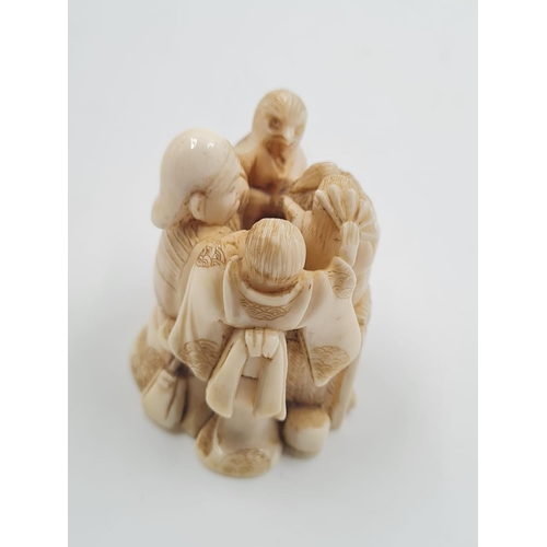 34 - AN ANTIQUE JAPANESE NETSUKE FROM THE MEIJI PERIOD. A RARE PIECE SHOWING INTRICATE DETAIL.
WEIGHING 4... 