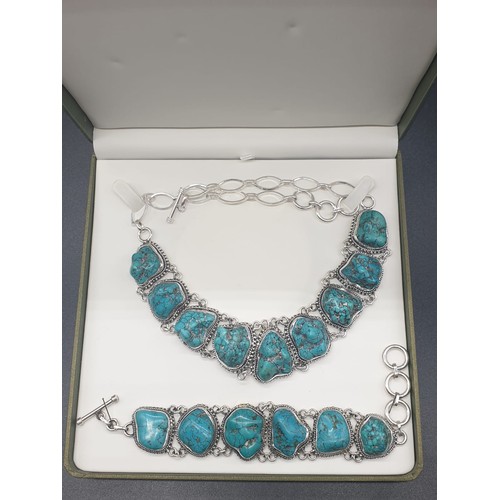 392 - A necklace and bracelet set with naturalistic large turquoise cabochons. In a presentation box. Neck... 