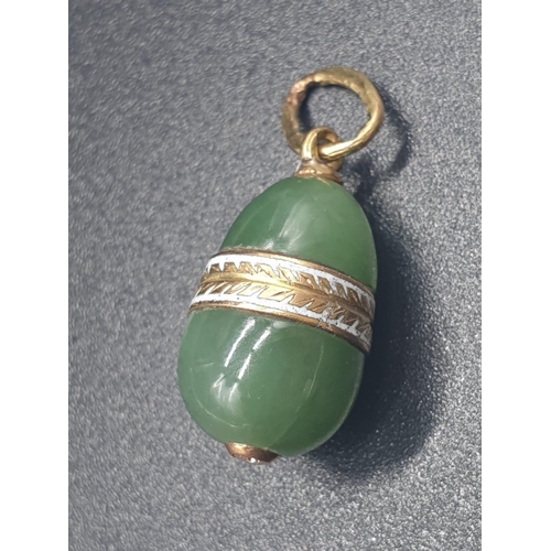 100 - A RUSSIAN 14CT GOLD AND JADE EGG PENDANT WITH A DIAMOND SET IN THE BOTTOM.3.5gms and 1.5cms