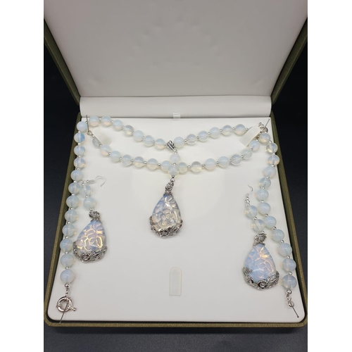 600 - A moonstone necklace, bracelet and earrings set in a presentation box.          
Necklace length: 50... 