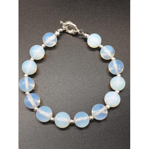 600 - A moonstone necklace, bracelet and earrings set in a presentation box.          
Necklace length: 50... 