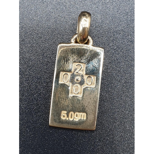 601 - 9ct yellow gold Greenwich meridian 2000 ingot pendant. Weighs 5g.