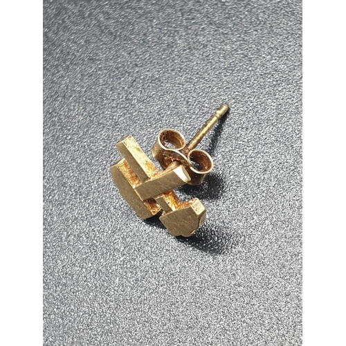 802 - 9ct yellow gold West Ham hammers single stud earring.