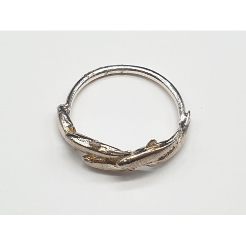 820 - Alex Monroe silver shoal of fish ring. Size L1/2 and weighs 2g.