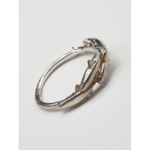 820 - Alex Monroe silver shoal of fish ring. Size L1/2 and weighs 2g.