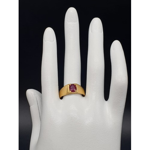 287 - A 22 carat yellow gold cygnet ring with red stone (untested). Ring size: R.