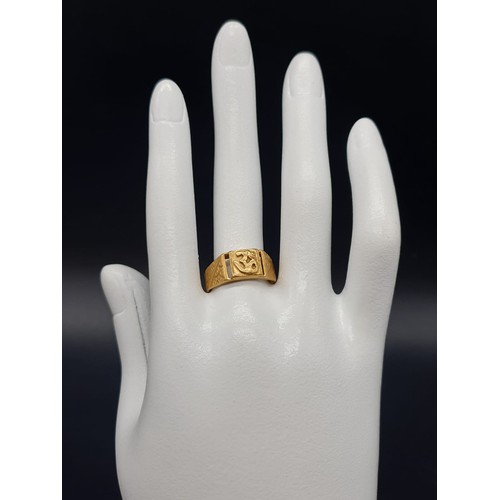 280 - A 22 carat yellow gold ring with engraved crown and shoulders. Ring size: P, Weight: 5 g.