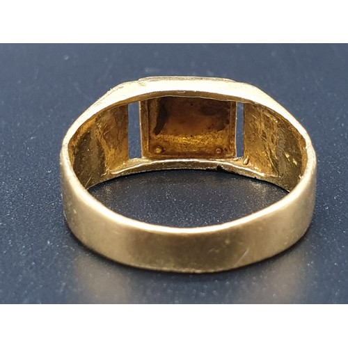 280 - A 22 carat yellow gold ring with engraved crown and shoulders. Ring size: P, Weight: 5 g.