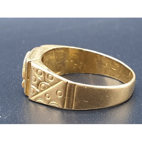 280 - A 22 carat yellow gold ring with engraved crown and shoulders. Ring size: P, Weight: 5 g.