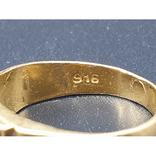 280 - A 22 carat yellow gold ring with engraved crown and shoulders. Ring size: P, Weight: 5 g.