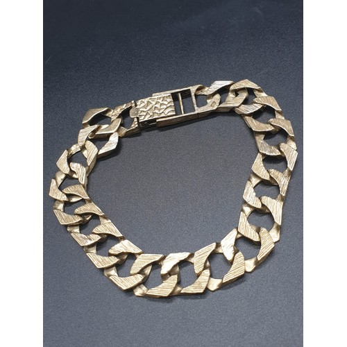 175 - A gents, 9 carat, bracelet consisting of alternating smooth and stone wall effect links. Total lengt... 