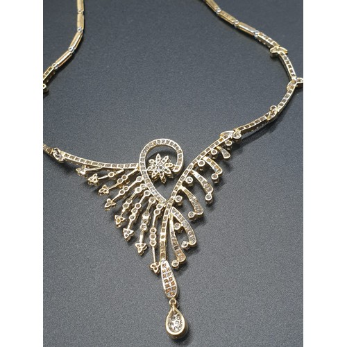 90 - A very elegant gold (18 carat) and diamond necklace. Total weight of diamonds: 4 carats. Length of n... 