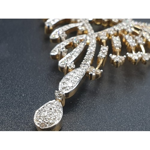 90 - A very elegant gold (18 carat) and diamond necklace. Total weight of diamonds: 4 carats. Length of n... 