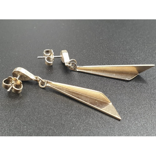 819 - Pair of 9ct Gold Drop EARRINGS.  3.2g    Drop 4.0cm