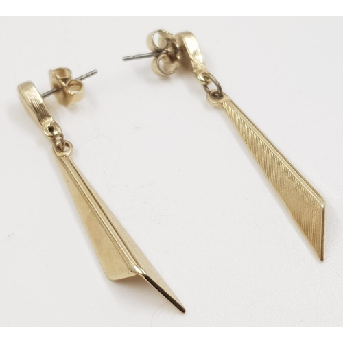 819 - Pair of 9ct Gold Drop EARRINGS.  3.2g    Drop 4.0cm