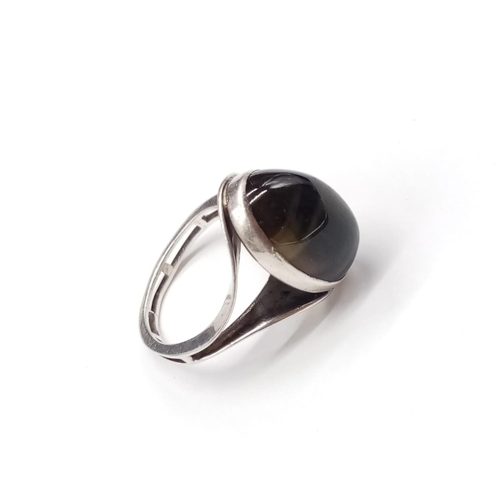 859 - Cat eye silver ring. 4.6g and size M.