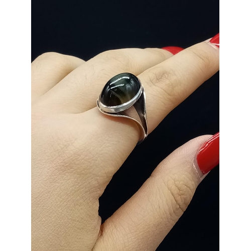 859 - Cat eye silver ring. 4.6g and size M.