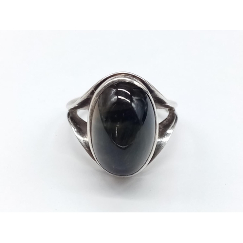 859 - Cat eye silver ring. 4.6g and size M.