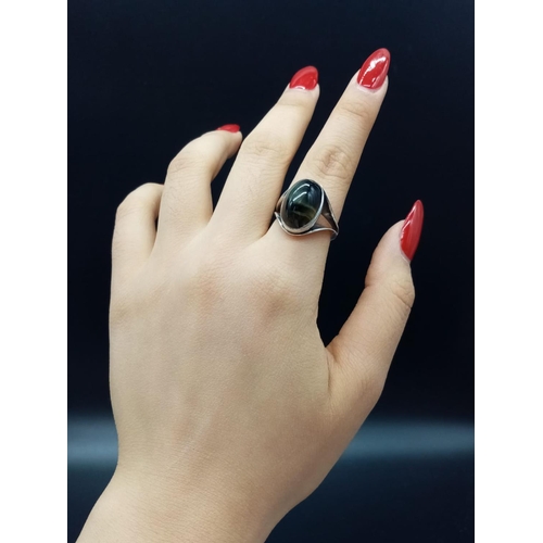 859 - Cat eye silver ring. 4.6g and size M.