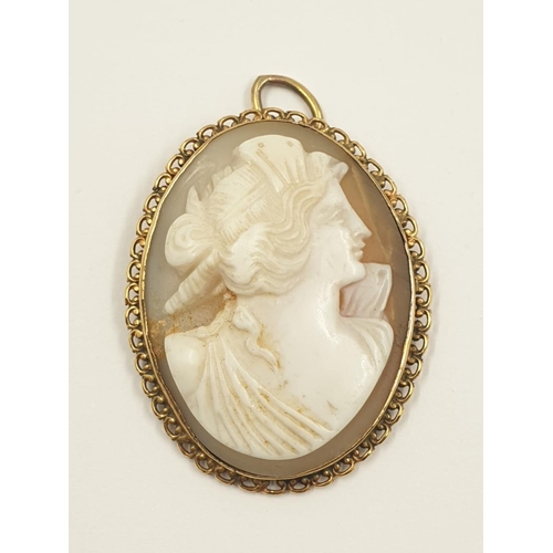 881 - Vintage 9ct Yellow Gold.  Cameo PENDANT.  7.1g  38 x 30 mm