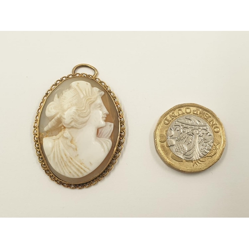 881 - Vintage 9ct Yellow Gold.  Cameo PENDANT.  7.1g  38 x 30 mm