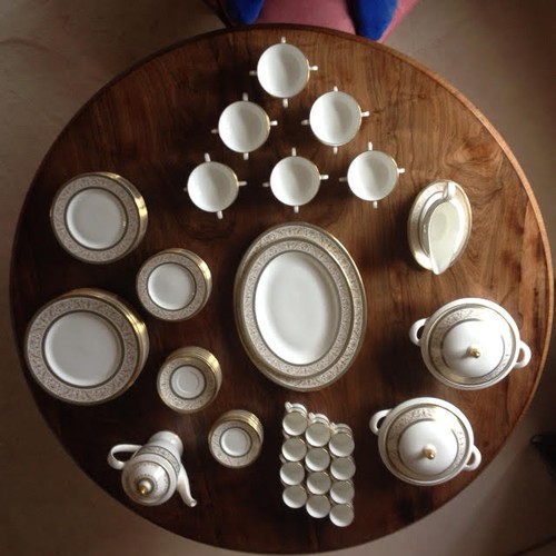 586 - Minton Aragon 92 pieces dinner set Mint condition to include:
12 x handled sop bowls
1 x coffee pot ... 