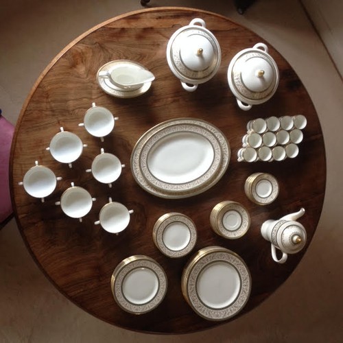 586 - Minton Aragon 92 pieces dinner set Mint condition to include:
12 x handled sop bowls
1 x coffee pot ... 