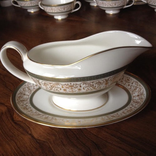 586 - Minton Aragon 92 pieces dinner set Mint condition to include:
12 x handled sop bowls
1 x coffee pot ... 