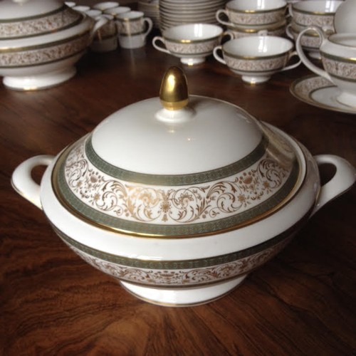 586 - Minton Aragon 92 pieces dinner set Mint condition to include:
12 x handled sop bowls
1 x coffee pot ... 