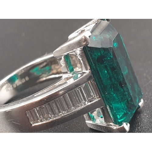 147 - A PLATINUM RING WITH A LARGE 8.5CT SYNTHETIC EMERALD WITH 12 NATURAL DIAMOND ON THE SHOULDERS TOTALL... 