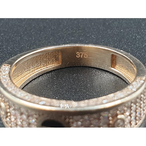 369 - 9CT YELLOW GOLD CZ SET BAND RING CARTIER STYLE, WEIGHT 3.1G SIZE M