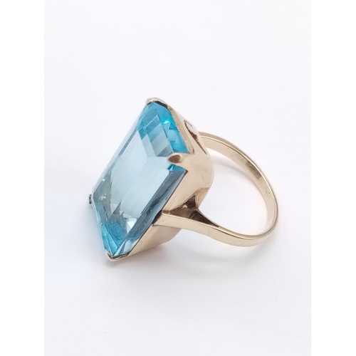 311 - Large aquamarine in yellow gold ring, weight 8.1g and size N