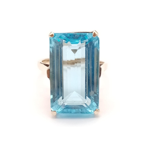 311 - Large aquamarine in yellow gold ring, weight 8.1g and size N