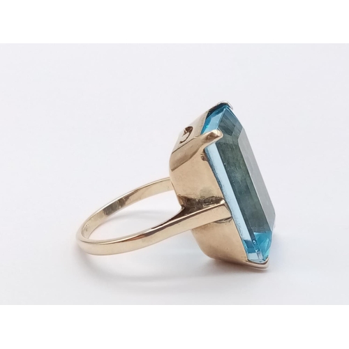 311 - Large aquamarine in yellow gold ring, weight 8.1g and size N