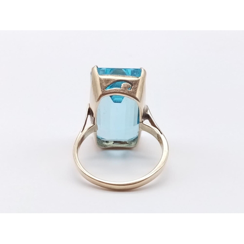 311 - Large aquamarine in yellow gold ring, weight 8.1g and size N