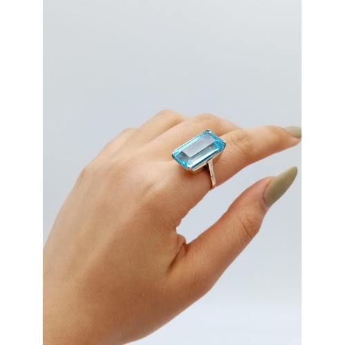 311 - Large aquamarine in yellow gold ring, weight 8.1g and size N