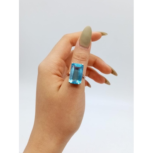 311 - Large aquamarine in yellow gold ring, weight 8.1g and size N