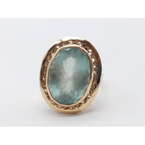 312 - 18CT YELLOW GOLD LARGE AQUAMARINE RING, WEIGHT 6.8G AND SIZE P