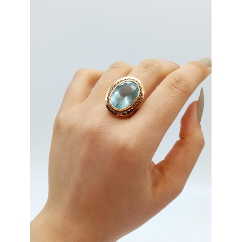 312 - 18CT YELLOW GOLD LARGE AQUAMARINE RING, WEIGHT 6.8G AND SIZE P