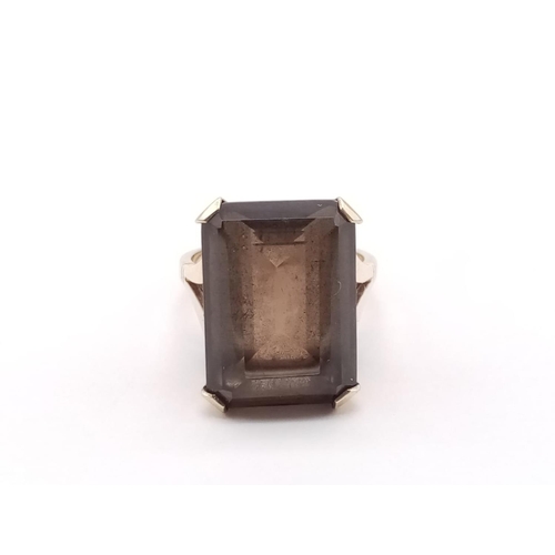 349 - 9CT YELLOW GOLD SMOKEY QUARTZ RING, WEIGHT 6.9G AND SIZE L1/2