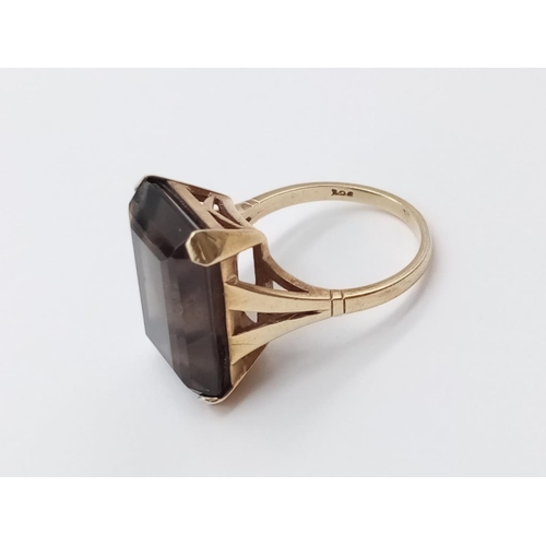 349 - 9CT YELLOW GOLD SMOKEY QUARTZ RING, WEIGHT 6.9G AND SIZE L1/2