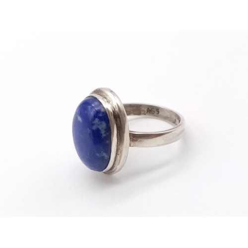 777 - Lapis lazuli silver ring, weight 5.2g and size N