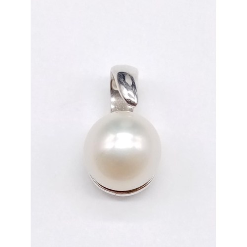 897 - A Silver and Pearl Pendant. 2.9g