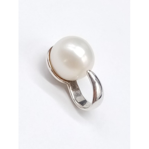 897 - A Silver and Pearl Pendant. 2.9g